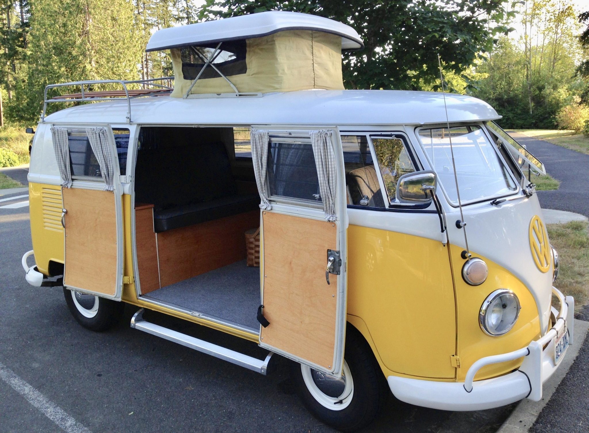 Volkswagen Transporter T1 Camper Van In A Park Stock Photo Download ...